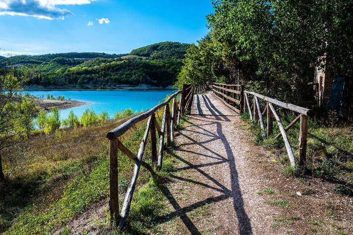 Nel cuore dei Monti Sibillini, si nasconde il Lago di Fiastra