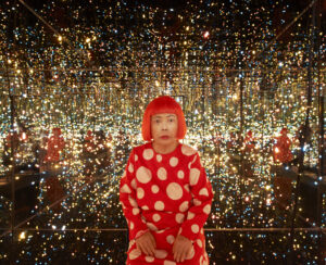 La mostra di Yayoi Kusama illumina Bergamo