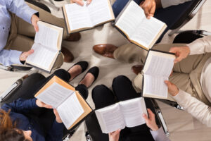 Via i cellulari, largo ai libri. Il trend dei party letterari