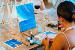 Pennelli e Pinot, quando anche l'aperitivo diventa arte