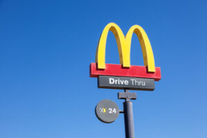 Bacon sul gelato e nuggets a profusione, McDonald rinuncia all’IA