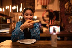Mangiare con le mani: non solo si può, si deve