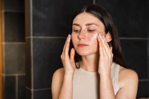 Skincare in aereo, i consigli per la beauty routine in volo