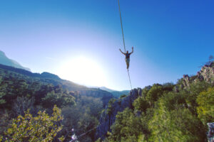 Slackline, l'arte di camminare sospesi nel vuoto