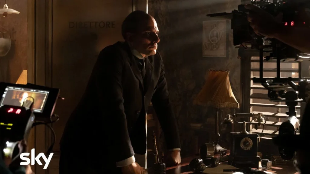 L'incredibile lavoro di mimesi di Luca Marinelli in una scena della serie "M - il figlio del secolo"