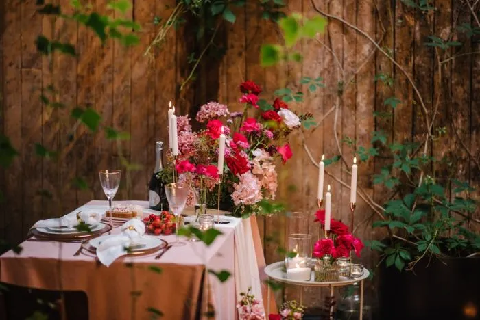 Per la coppia romantica, una cena a lume di candela tra i consigli per San Valentino