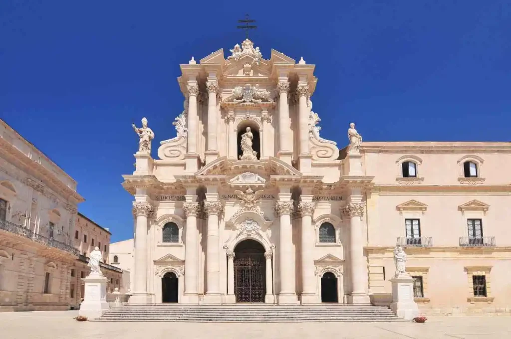 Tra i luoghi de Il Gattopardo, la bellissima Piazza Duomo