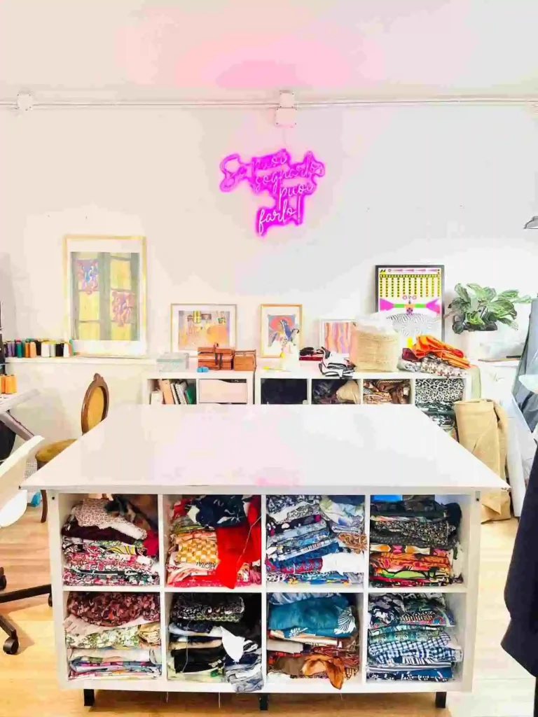 La scritta a LED al Betty Corner
