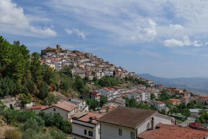 Vista di Colobraro, il borgo che non si può nominare, tra le tradizioni della Basilicata
