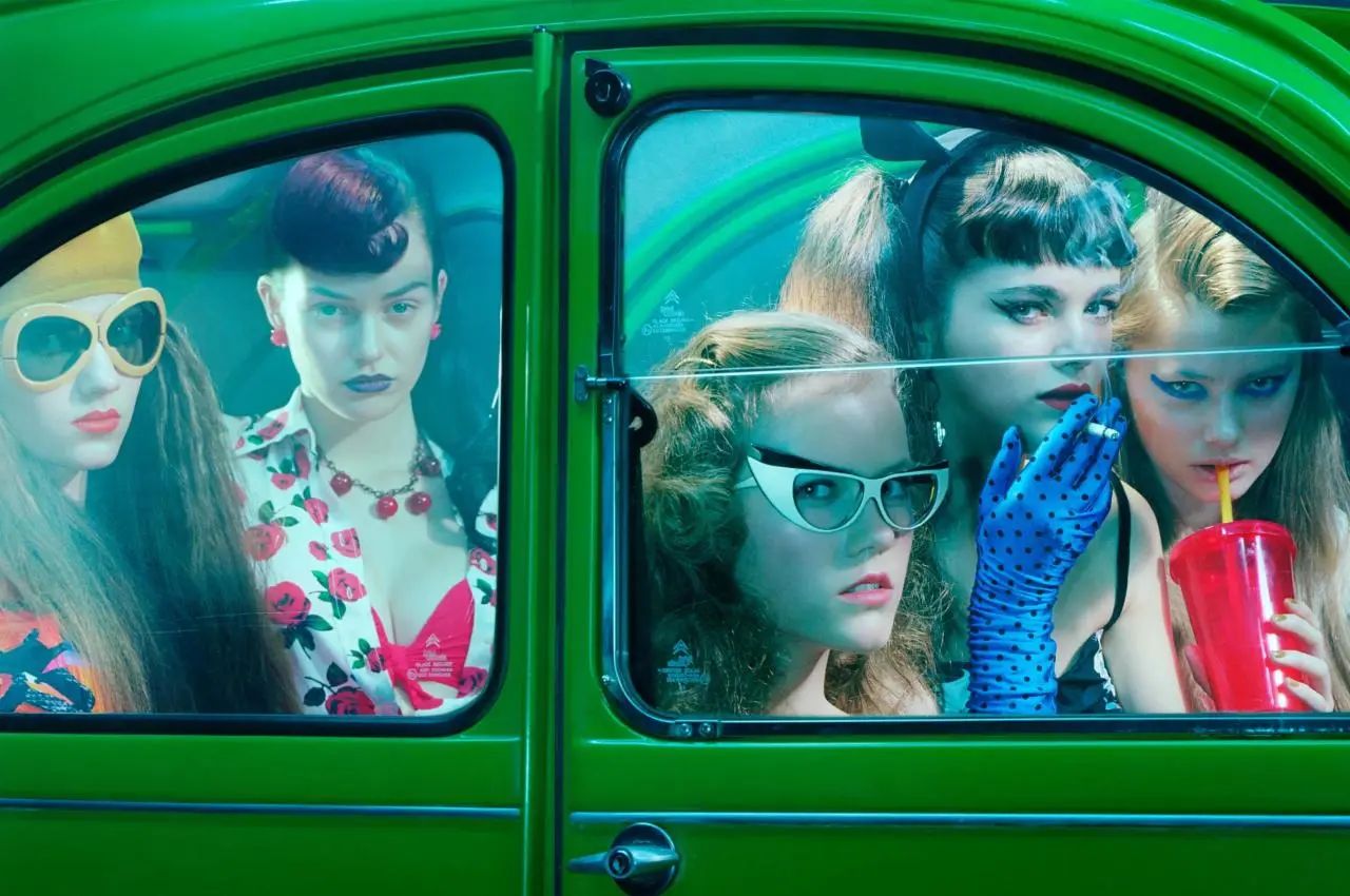 MILES ALDRIDGE Five Girls in a Car #1, 2013 Courtesy the artist - Cosa fare a Roma nel weekend gli eventi di sabato 1 e domenica 2 marzo 2025