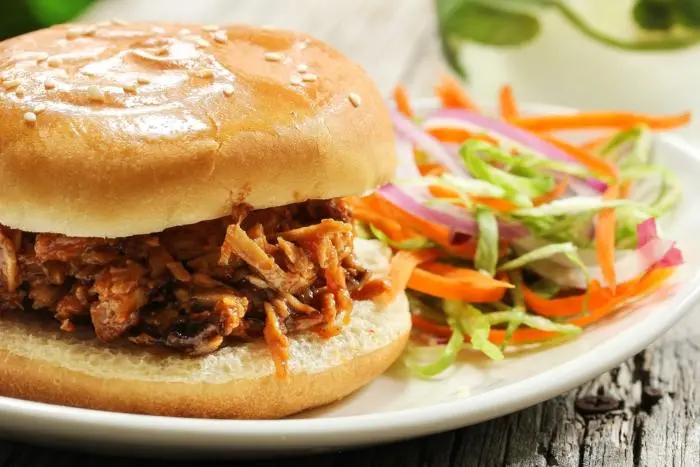 Pulled pork vegano in panino per cena