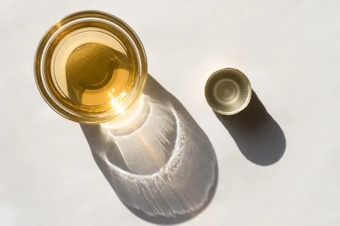 pulire usando prodotti naturali come l'aceto