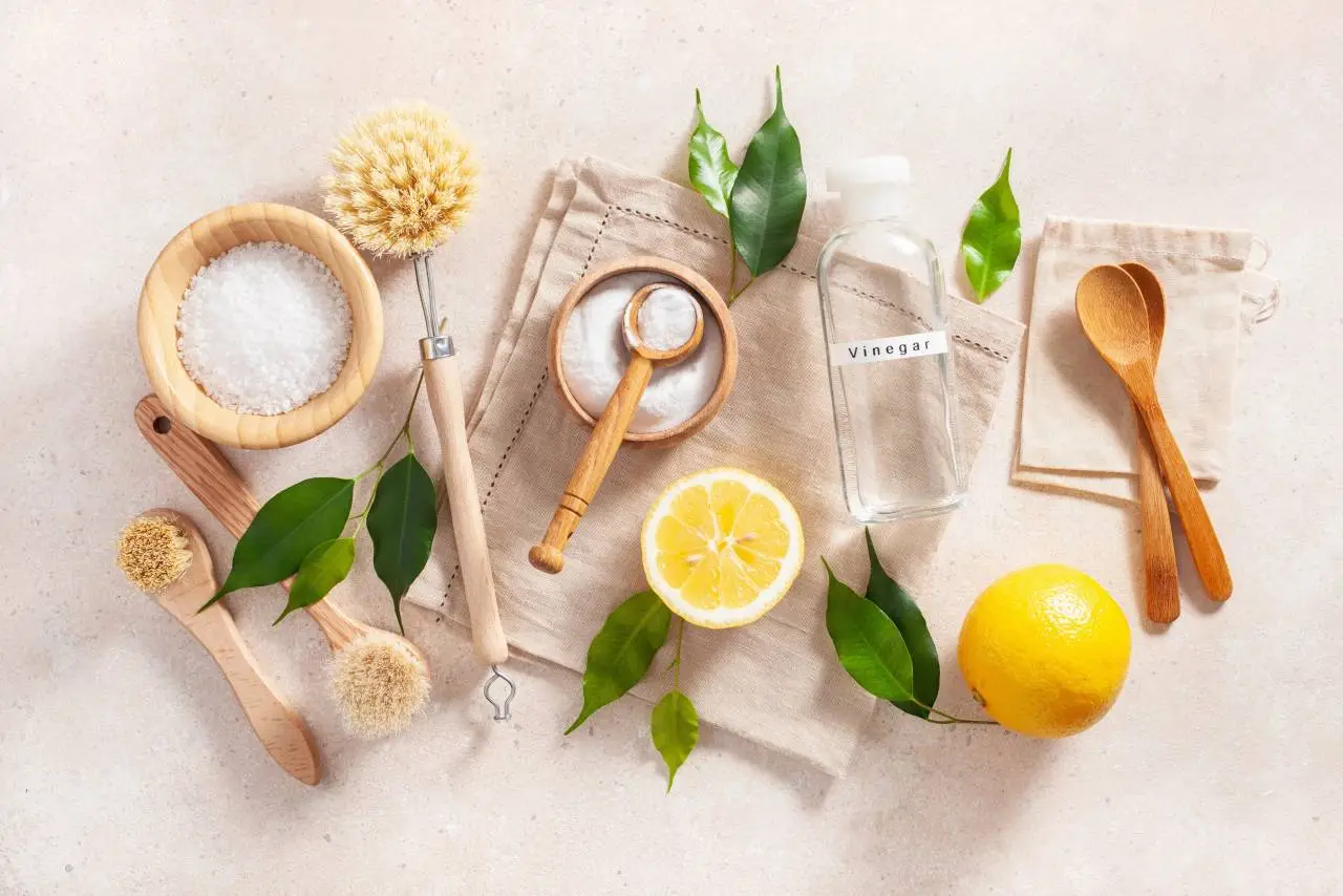 pulire usando detergenti naturali