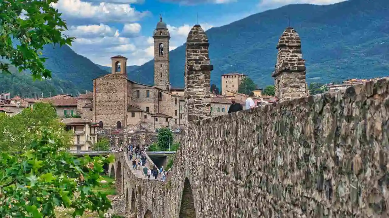 il Ponte Gobbo all'ingresso del borgo