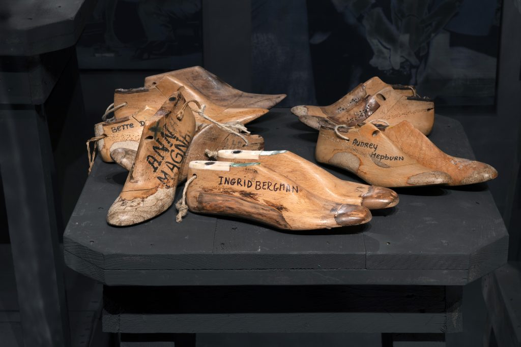 Museo Ferragamo - modelli di scarpe per persone famose all'esposizione "Salvatore Ferragamo 1898-1960"