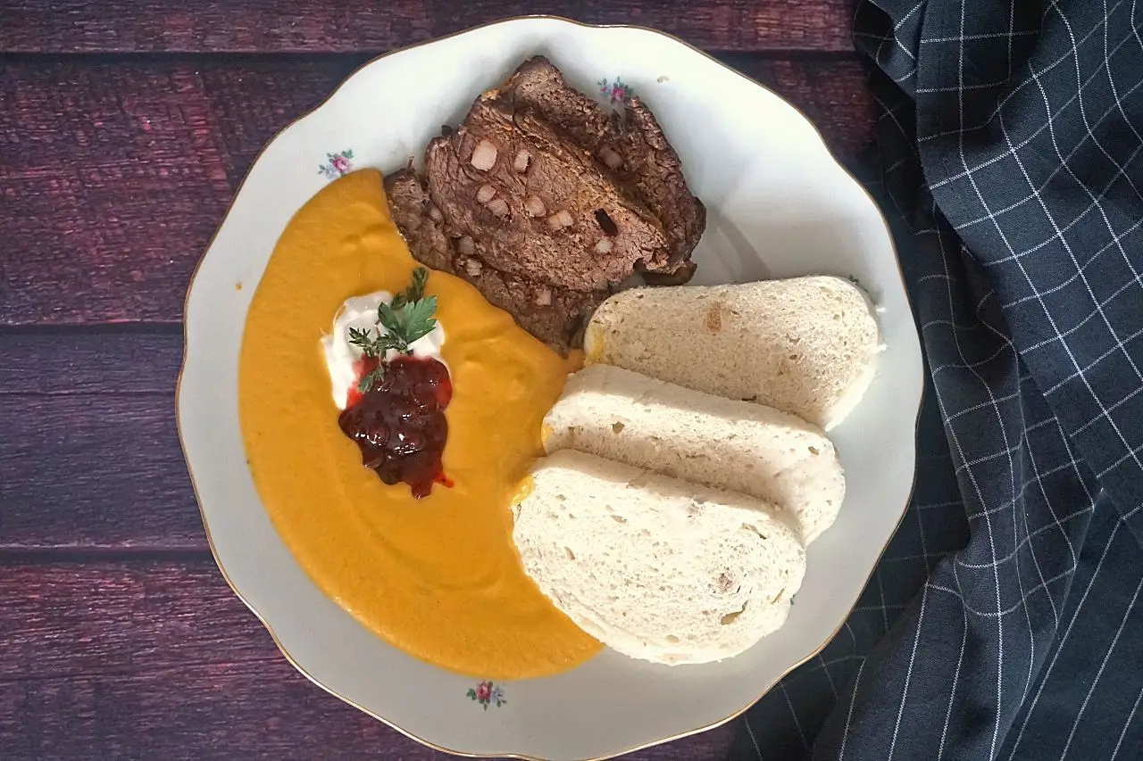 Svíčková, specialità della Repubblica Ceca, è tra i piatti tipici da mangiare a Praga