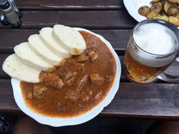 mangiare il Guláš a Praga