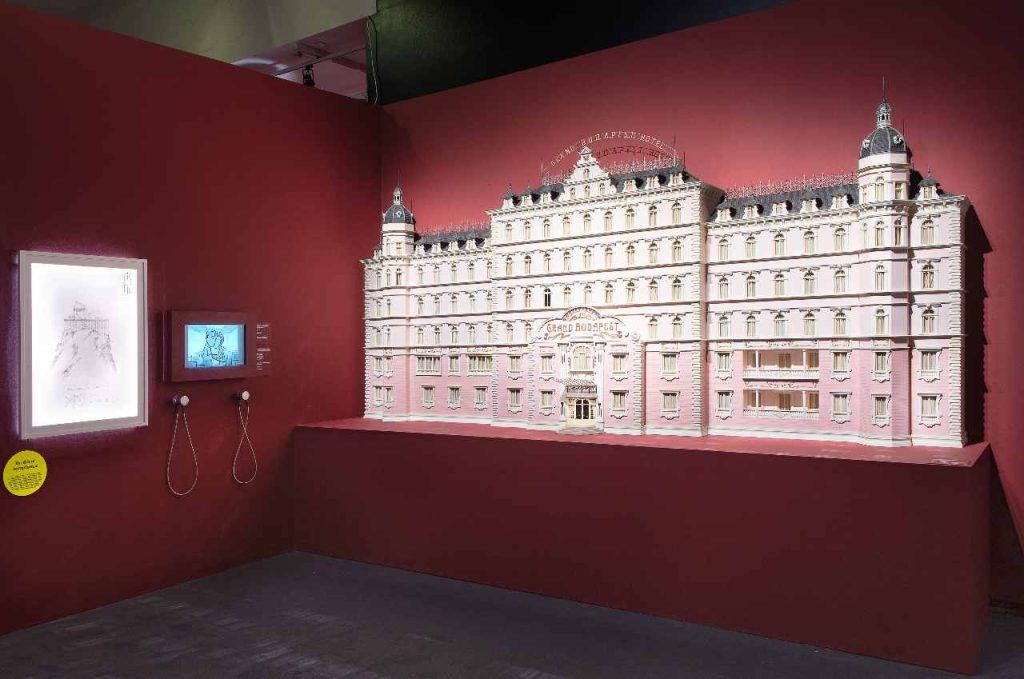 Modellino di The Grand Budapest Hotel esposto alla mostra di Wes Anderson a Parigi