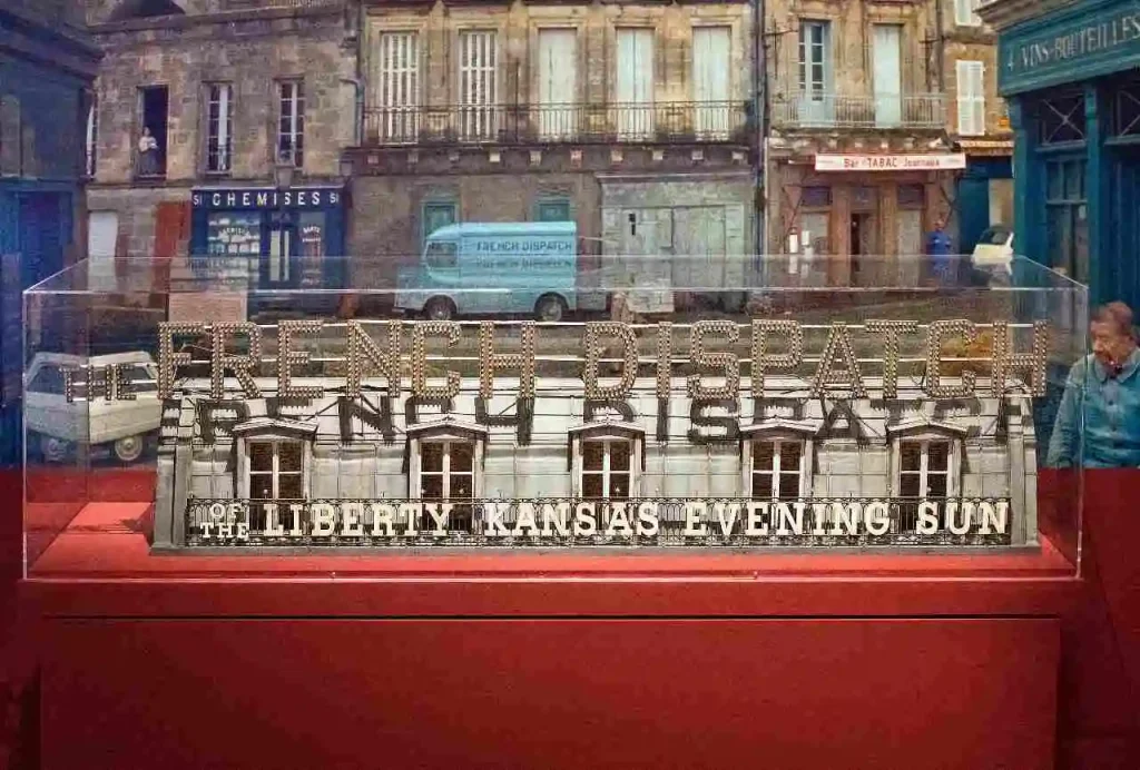 Modellino di The French Dispatch esposto alla mostra di Wes Anderson a Parigi