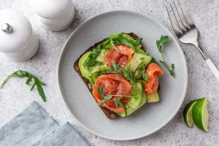 Ricette colazione proteica: crostino con salmone affumicato su fetta di pane di segale