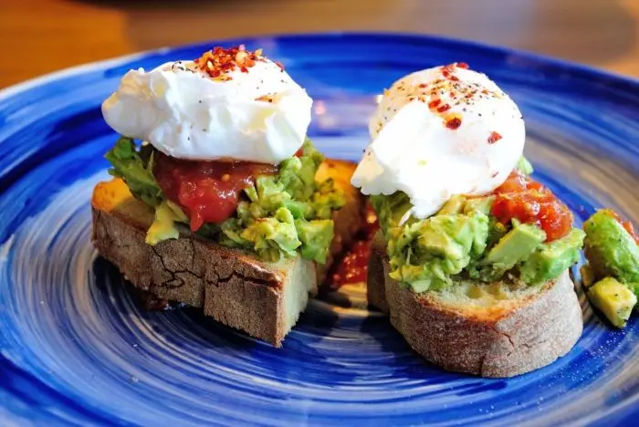 Toast avocado, uova e noci