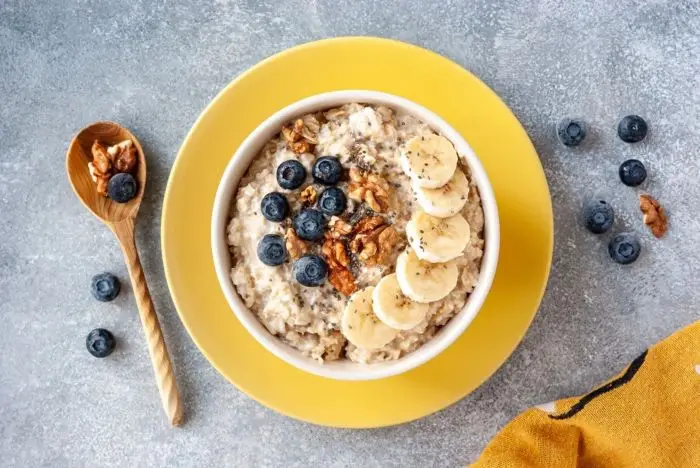 Ricette colazione proteica: porridge con burro d’arachidi e noci