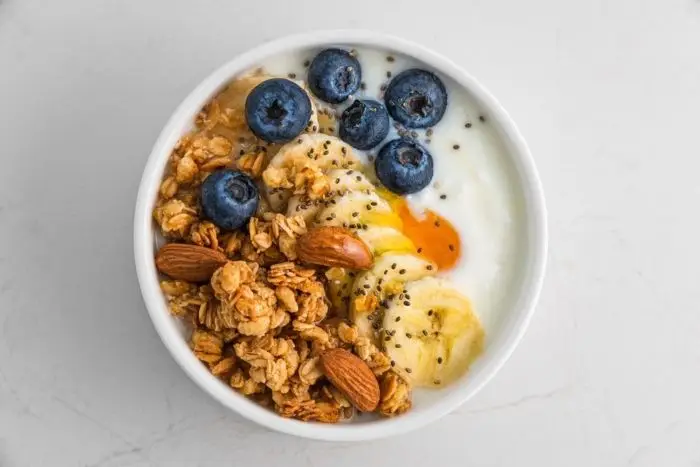 Bowl yogurt greca con fiocchi d’avena, miele e noci