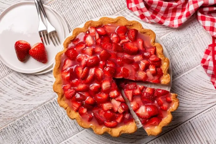 Crostata di fragole con crema pasticcera per la festa della mamma