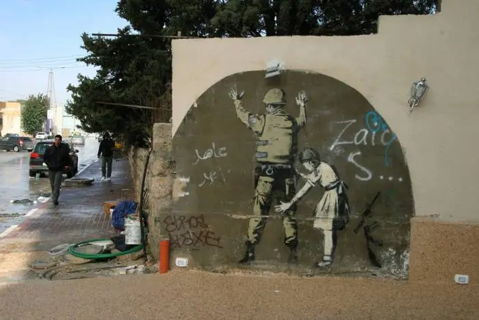 Chi è davvero Banksy, il muro in Palestina