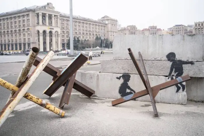 Chi è davvero Banksy, opera a Kyiv