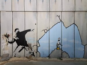 Chi è davvero Banksy? Il gioco dell’identità nascosta