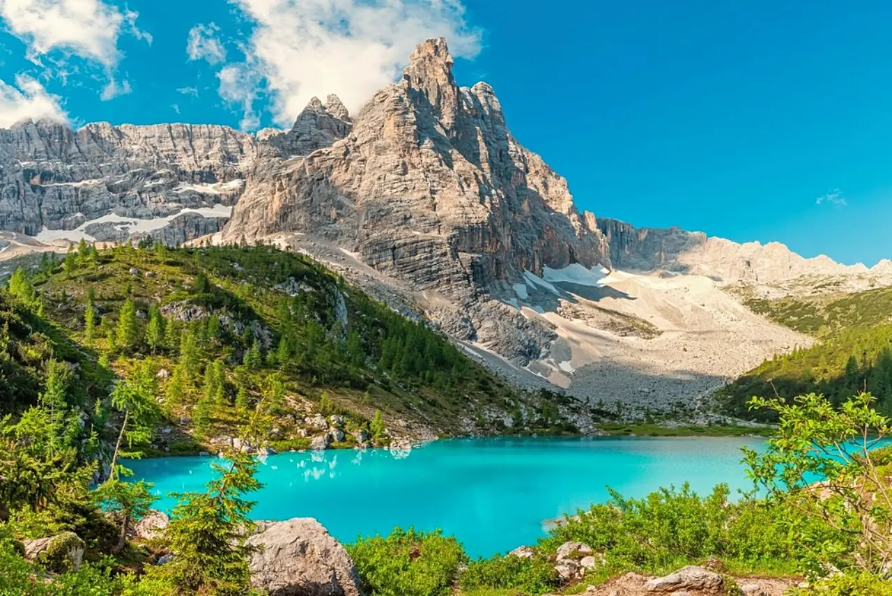 Trekking al Lago di Sorapis: come raggiungere lo specchio turchese delle Dolomiti