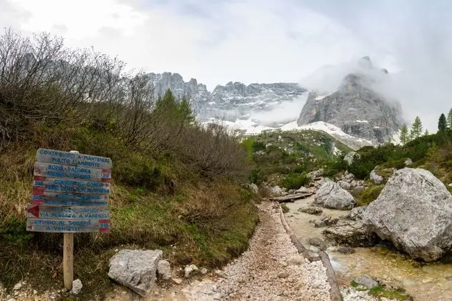 sentiero verso il Lago di Sorapis