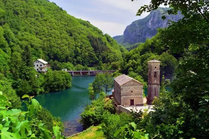 Le Alpi Apuane e i borghi incantati