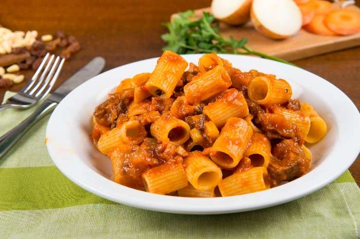 I primi piatti romani dimenticati - Rigatoni con sugo di coda alla vaccinara