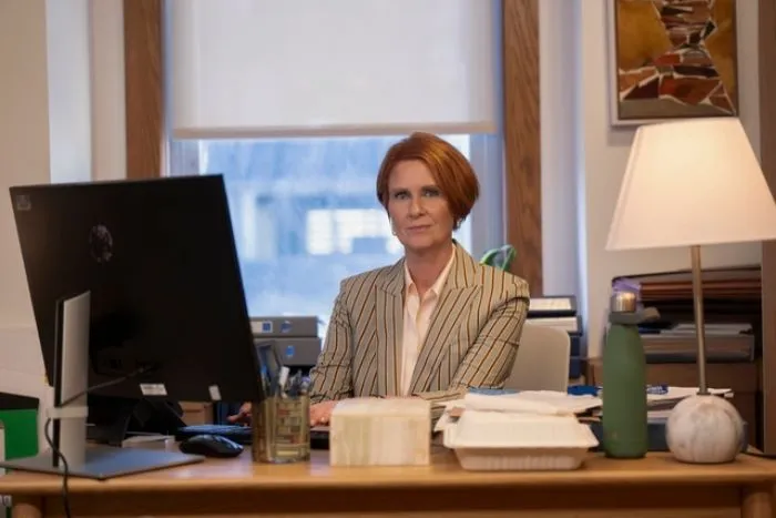 Miranda in una scena della terza stagione di And Just Like That