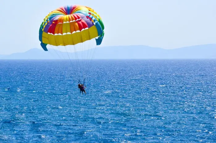 Dove fare parasailing in Italia e quanto costa