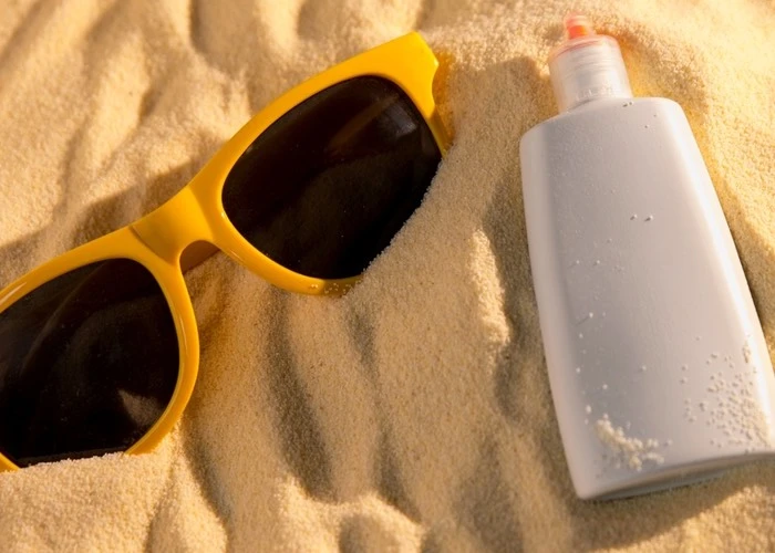 crema-solare-in-spiaggia