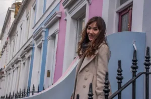 A causa dell'overtourism, per chi la abita Notting Hill si è trasformata in un film horror