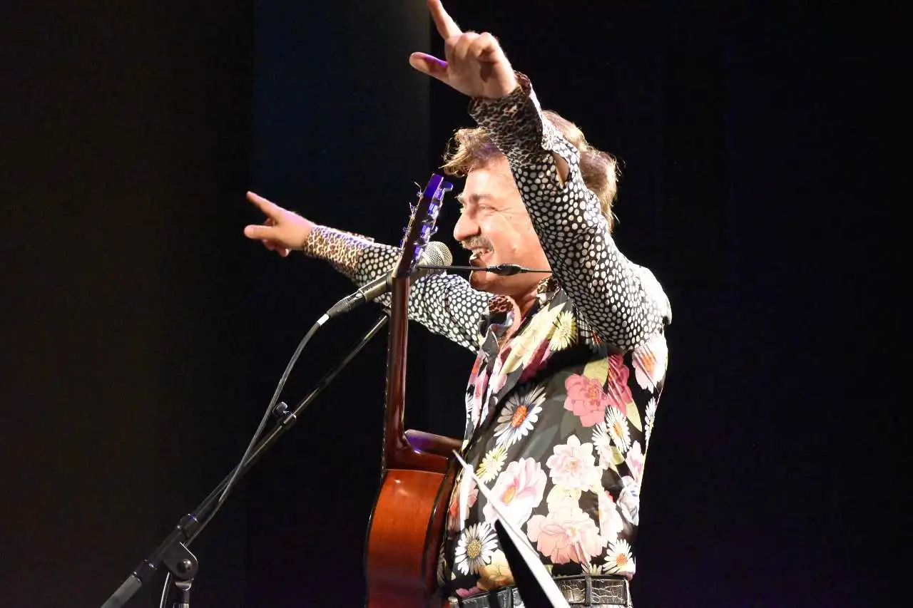 Peppe Voltarelli durante un concerto