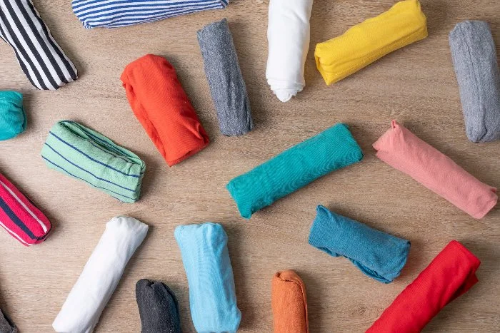 Arrotolare i vestiti come roll di sushi