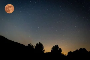 La Luna delle fragole, come e quando vederla