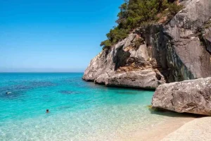 Misure anti overtourism in Sardegna: le spiagge a numero chiuso del 2025