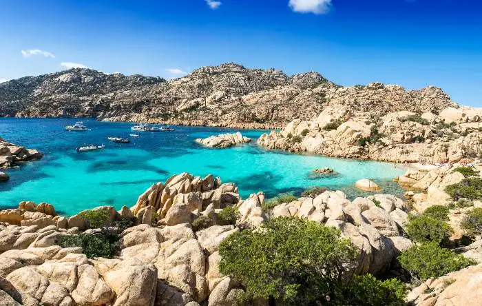 La baia di Cala Coticcio è tra le Spiagge a numero chiuso in Sardegna del 2025