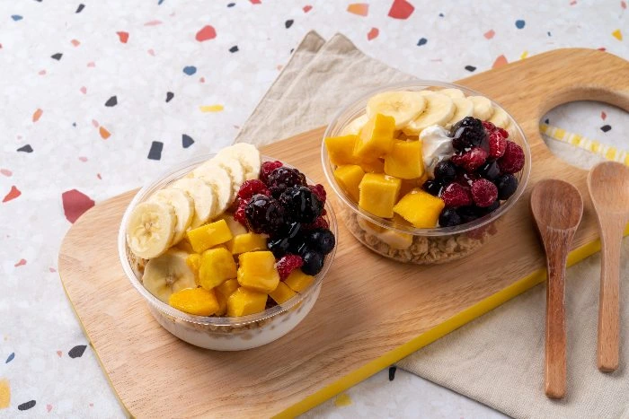 3 colazioni estive proteiche - Yogurt greco con frutta di stagione