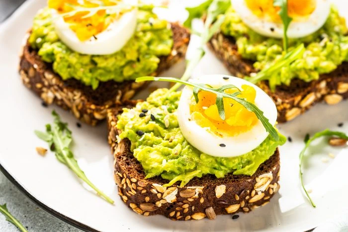 3 colazioni estive proteiche - Pane integrale con avocado e uova