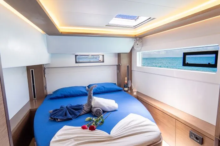 luxury sailing cabina