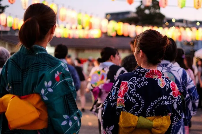 Giapponesi che indossano il tradizionale yukata
