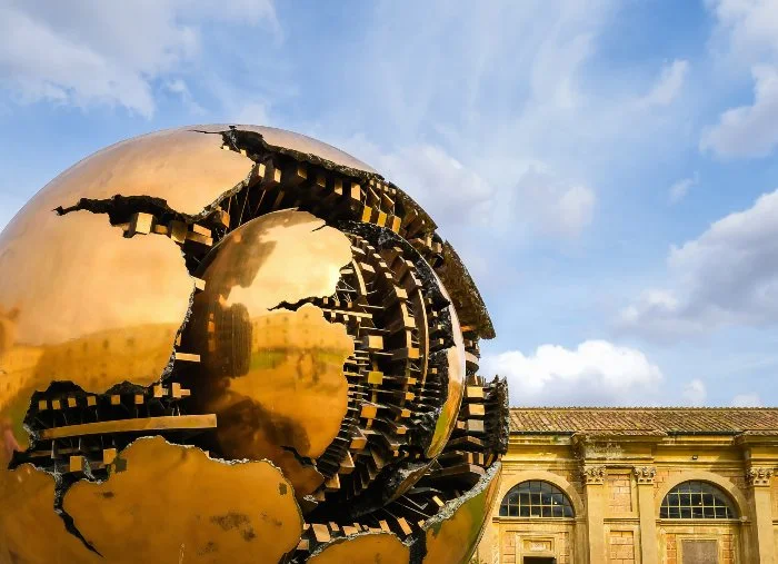 Una delle sfere di bronzo, ad opera dello scultore italiano Arnaldo Pomodoro 