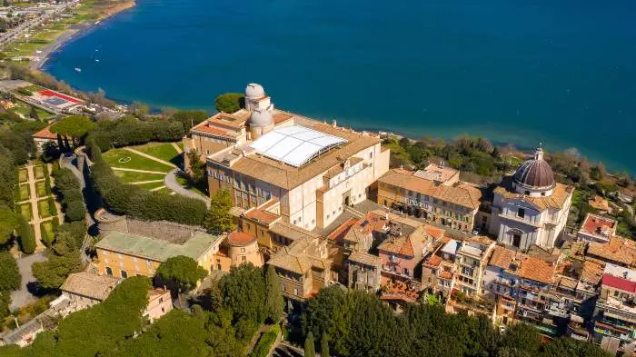Castel Gandolfo è senza dubbio uno dei borghi più celebri e vicino Roma da vedere in estate